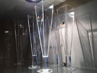 Ta&ccedil;as e Tulipas em acr&iacute;lico cristal em formas quadradas.